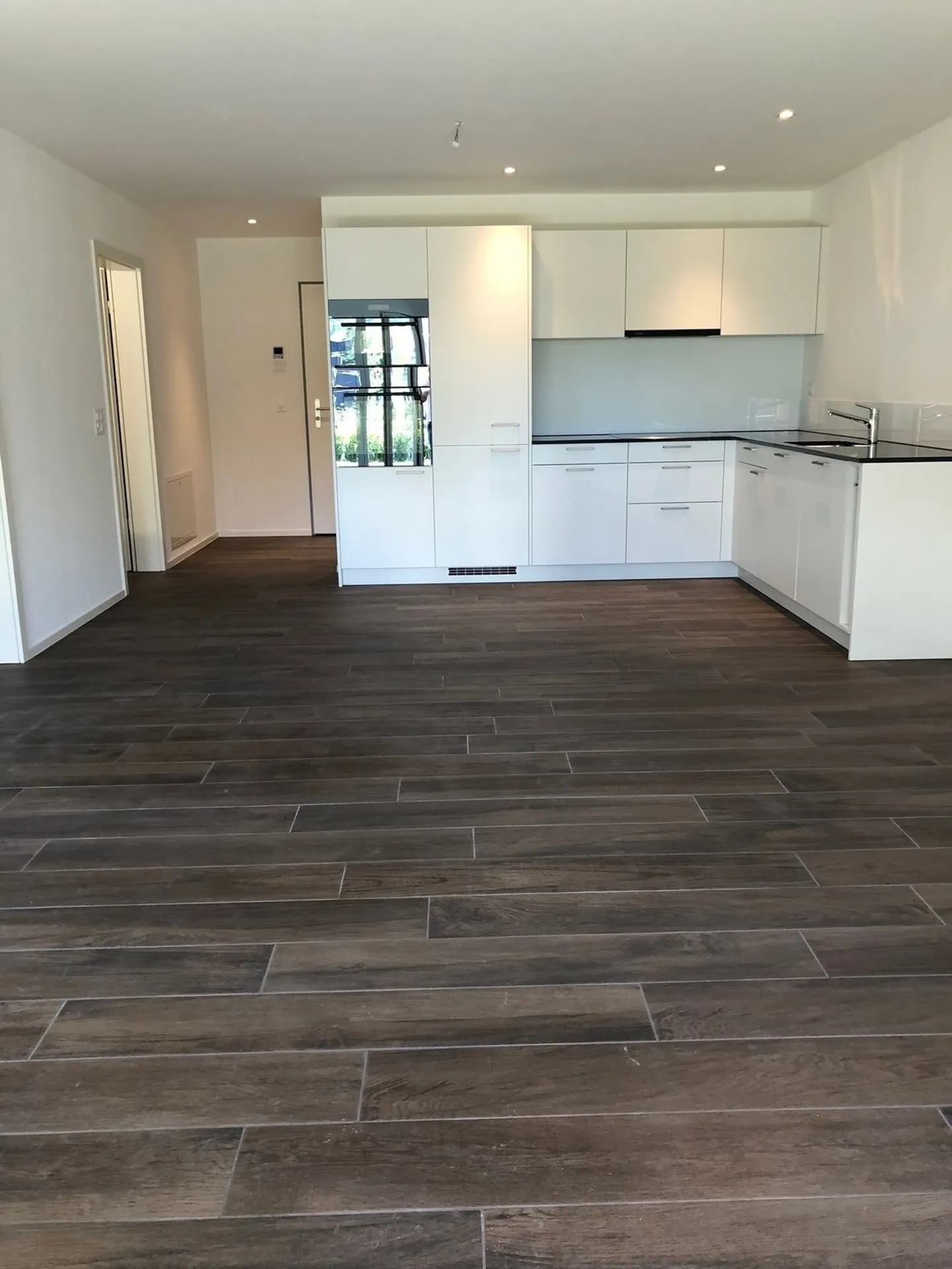 Modern 2.5-room apartment with terrace in Leibstadt - Photo 2 of 9