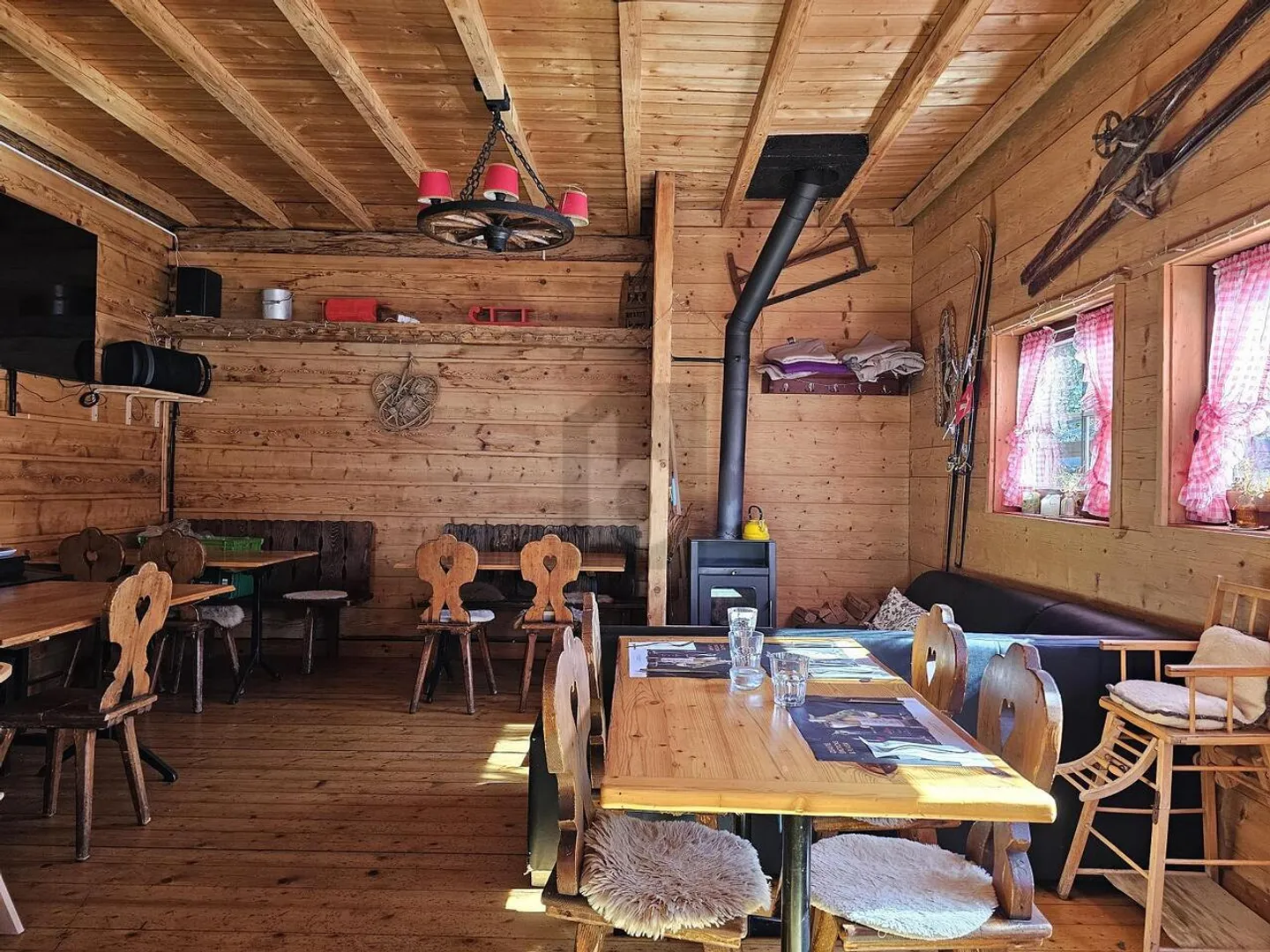 SPLENDID RESTAURANT CHALET WITH APARTMENT - Photo 4 of 6