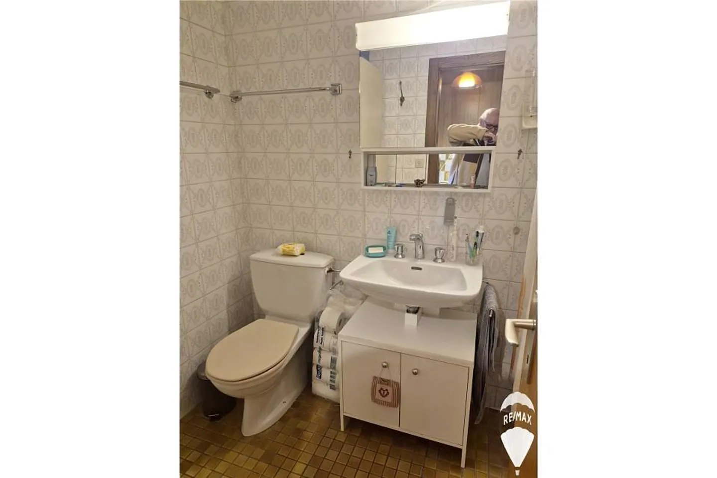 Charming Apartment in Prime Location - Photo 4 of 9