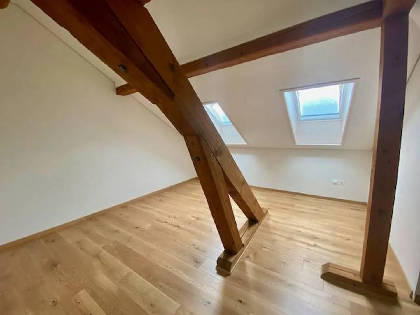 Comme une petite maison sur le toit! 2 pièces, dans les Combles, avec grande terrasse et ascenceur - Photo 4 sur 6