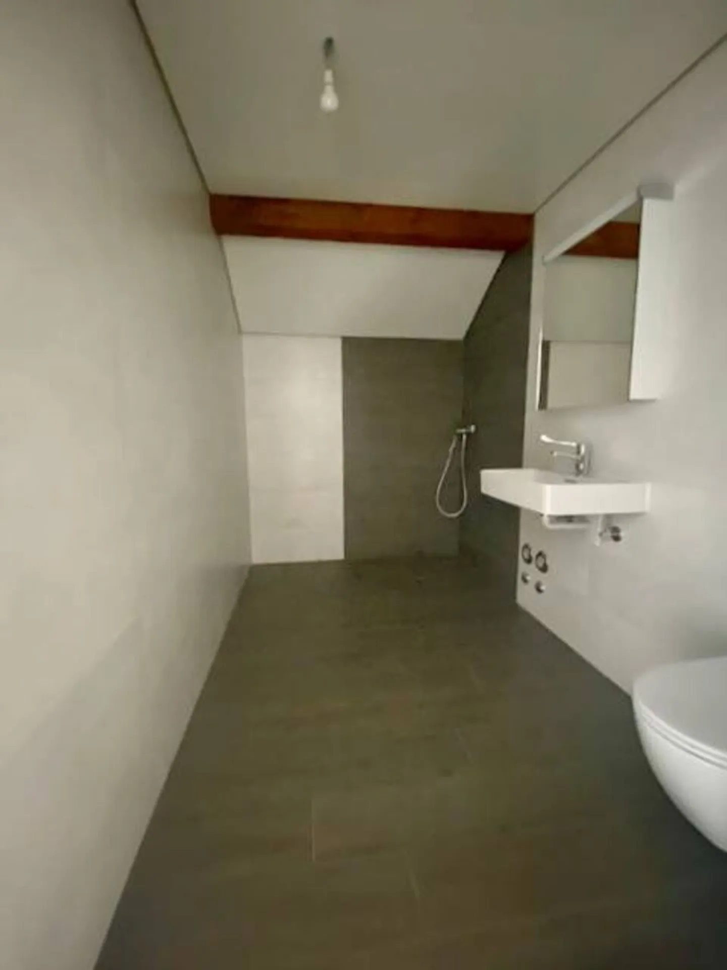 Comme une petite maison sur le toit! 2 pièces, dans les Combles, avec grande terrasse et ascenceur - Photo 6 sur 6