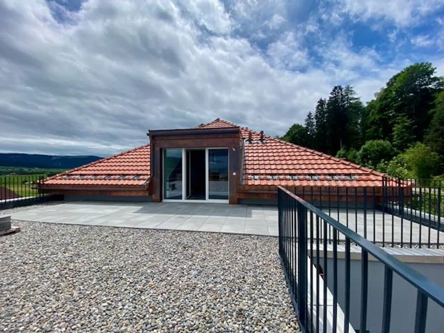 Comme une petite maison sur le toit! 2 pièces, dans les Combles, avec grande terrasse et ascenceur - Photo 1 sur 6