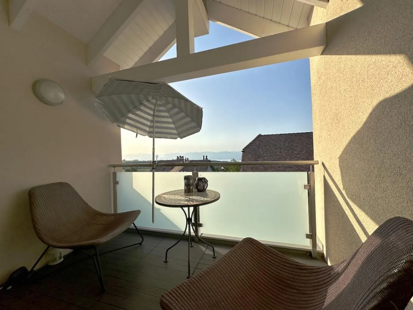 Blick auf den See und die Alpen mit großer Terrasse - Foto 2 von 13