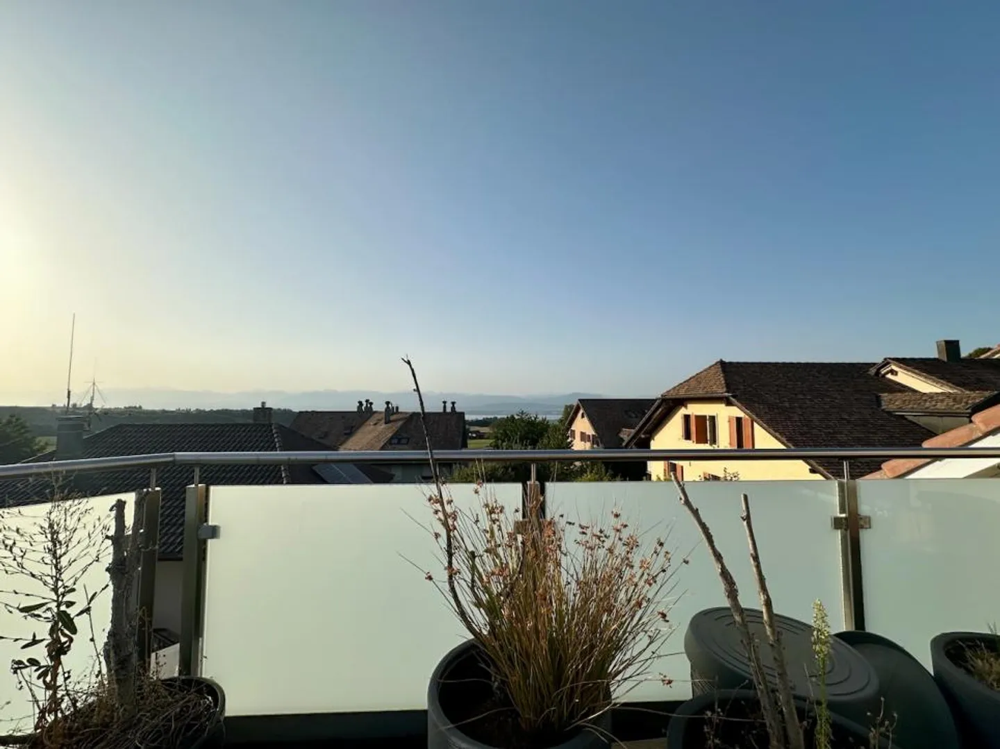 Blick auf den See und die Alpen mit großer Terrasse - Foto 6 von 13
