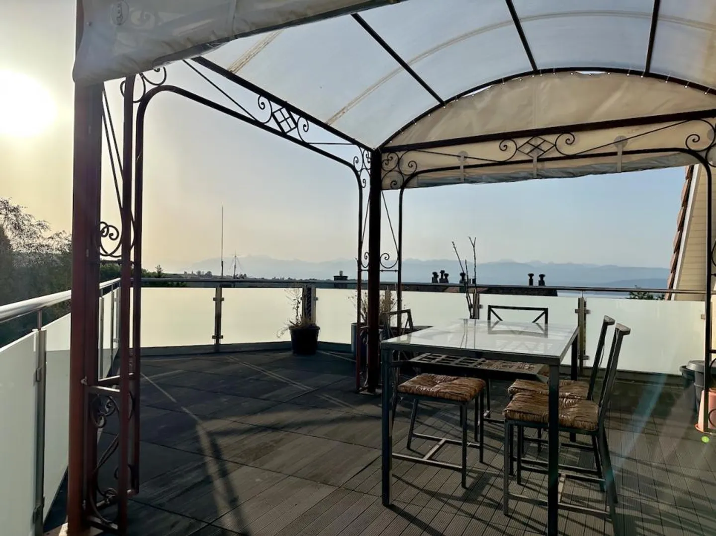 Blick auf den See und die Alpen mit großer Terrasse - Foto 12 von 13