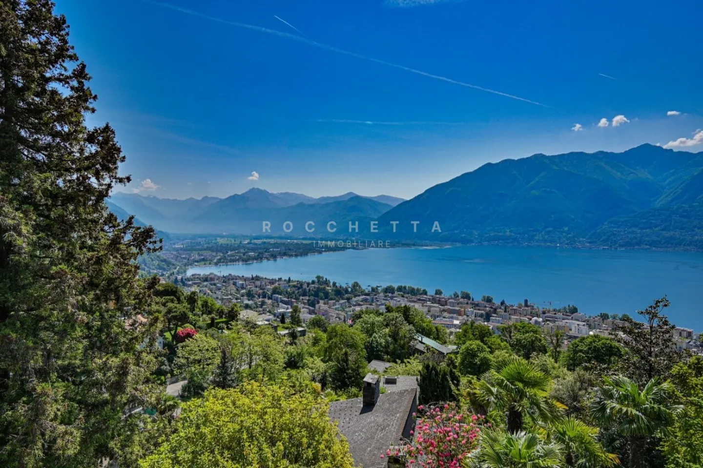 Villa avec grand terrain constructible et vue sur le lac Majeur - Photo 3 sur 7