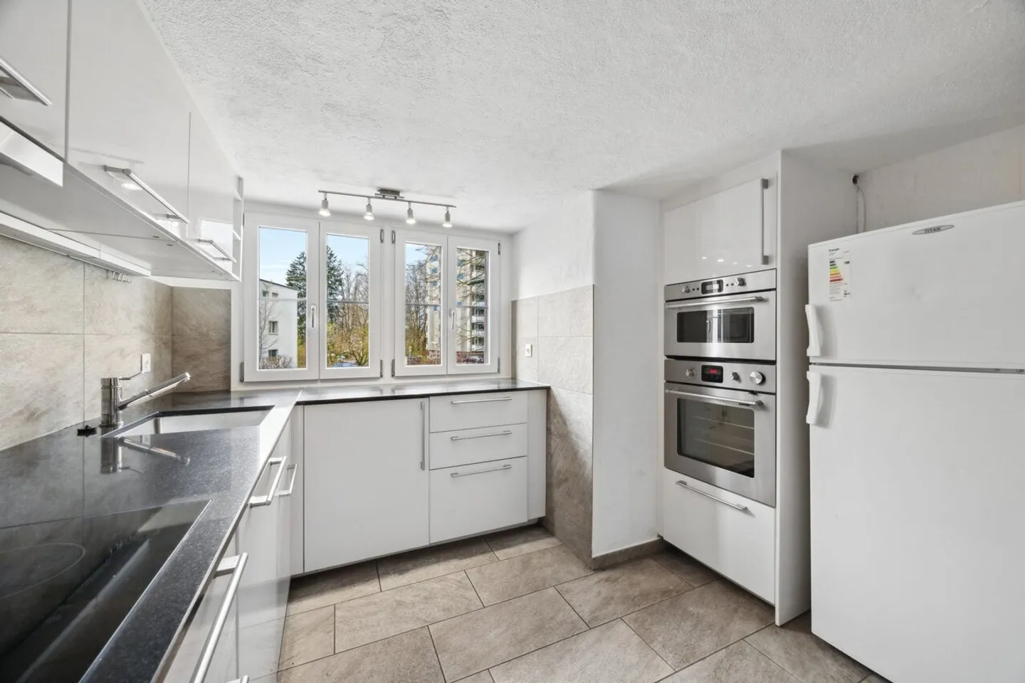 Historical and fully renovated rarity in an ideal location - Photo 5 of 9