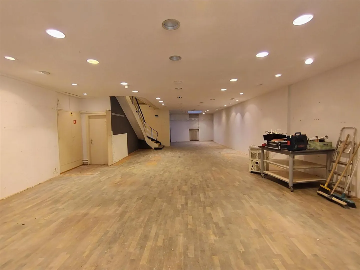 Edificio commerciale/amministrativo grezzo con arcade nel cuore della città - Foto 2 di 10