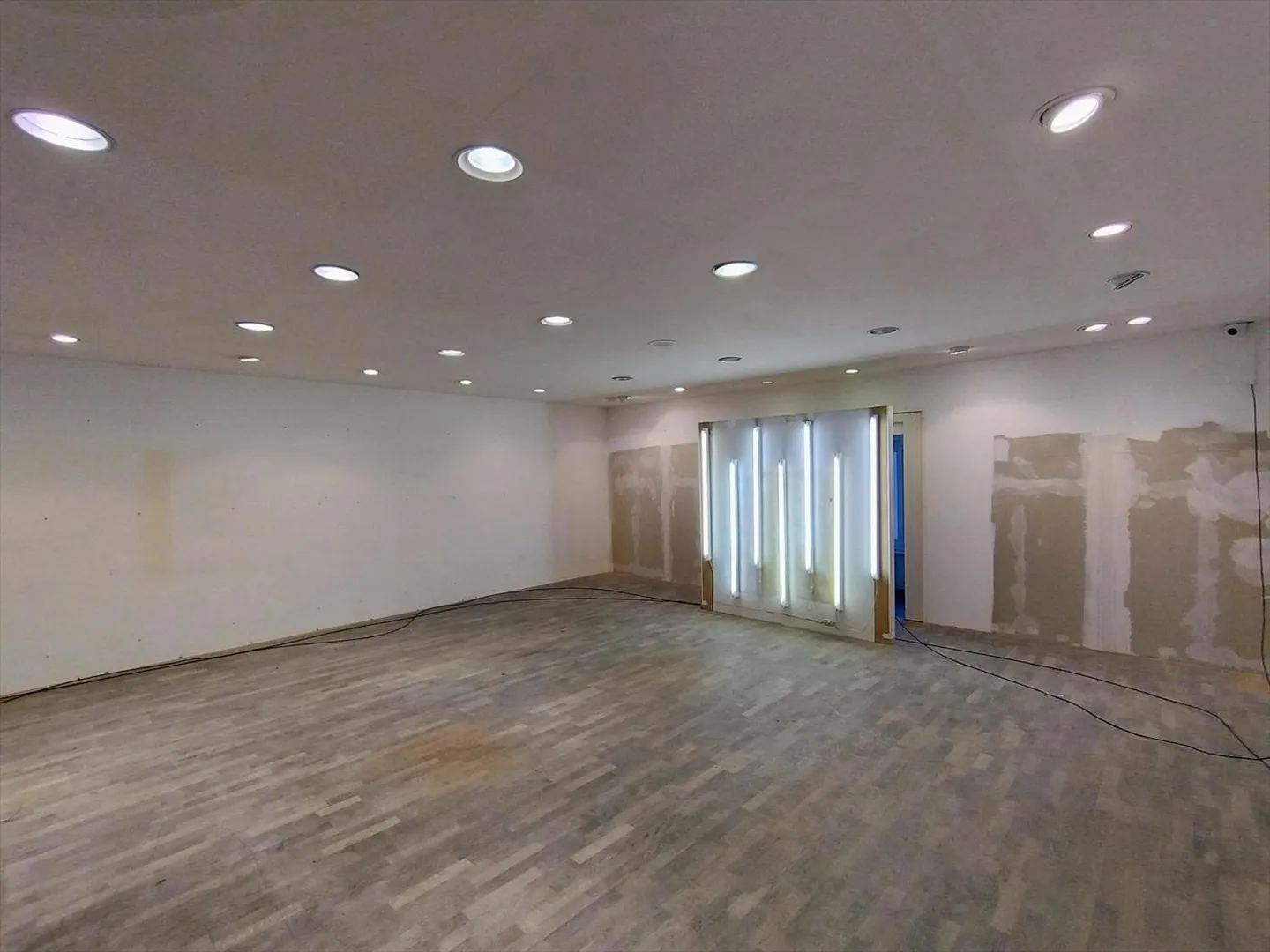 Edificio commerciale/amministrativo grezzo con arcade nel cuore della città - Foto 4 di 10