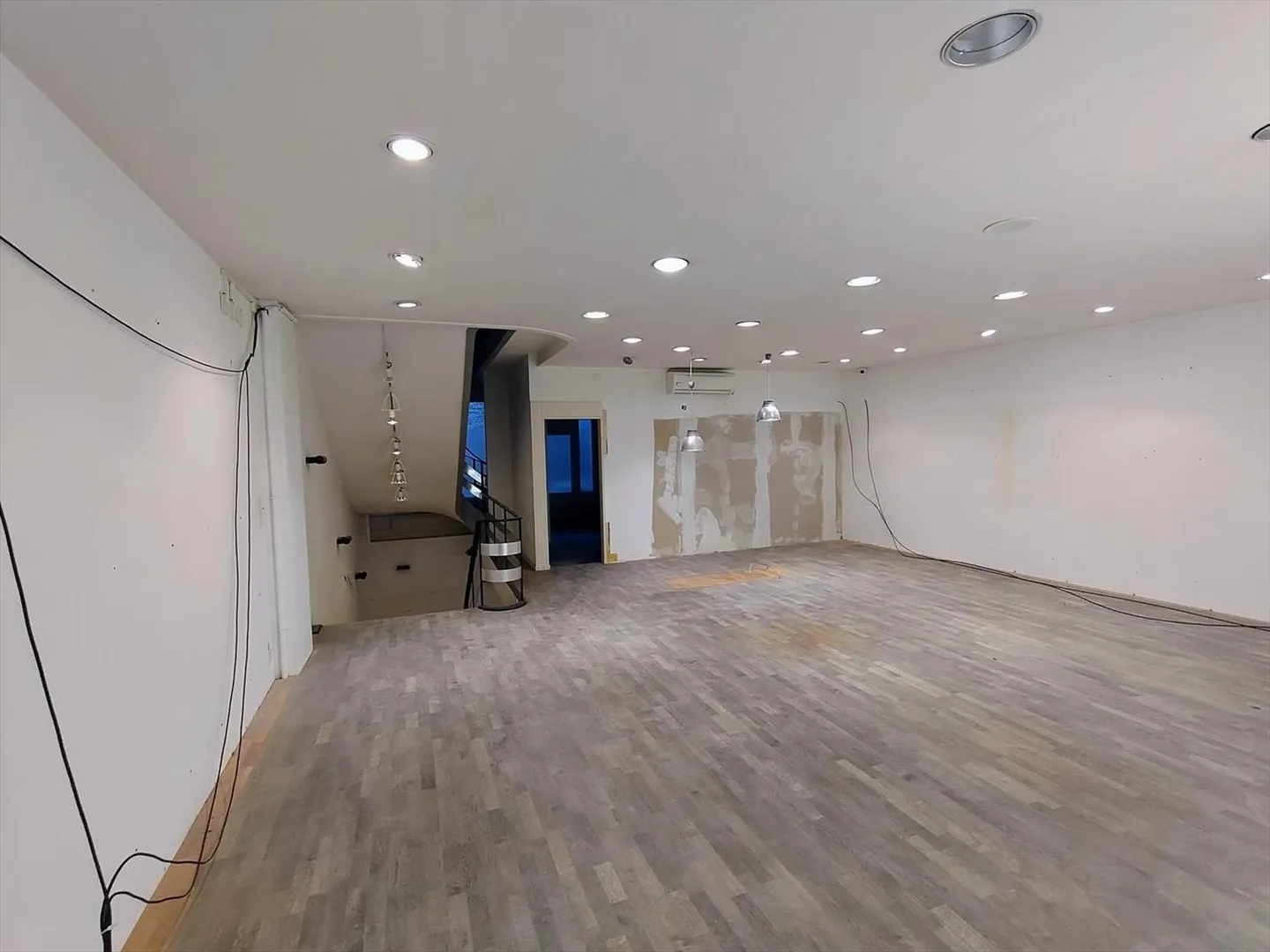 Edificio commerciale/amministrativo grezzo con arcade nel cuore della città - Foto 5 di 10