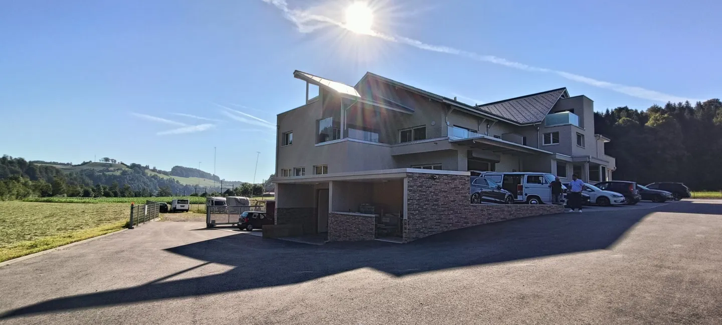 Geräumige Garage mit Werkstatt - Foto 1 von 4