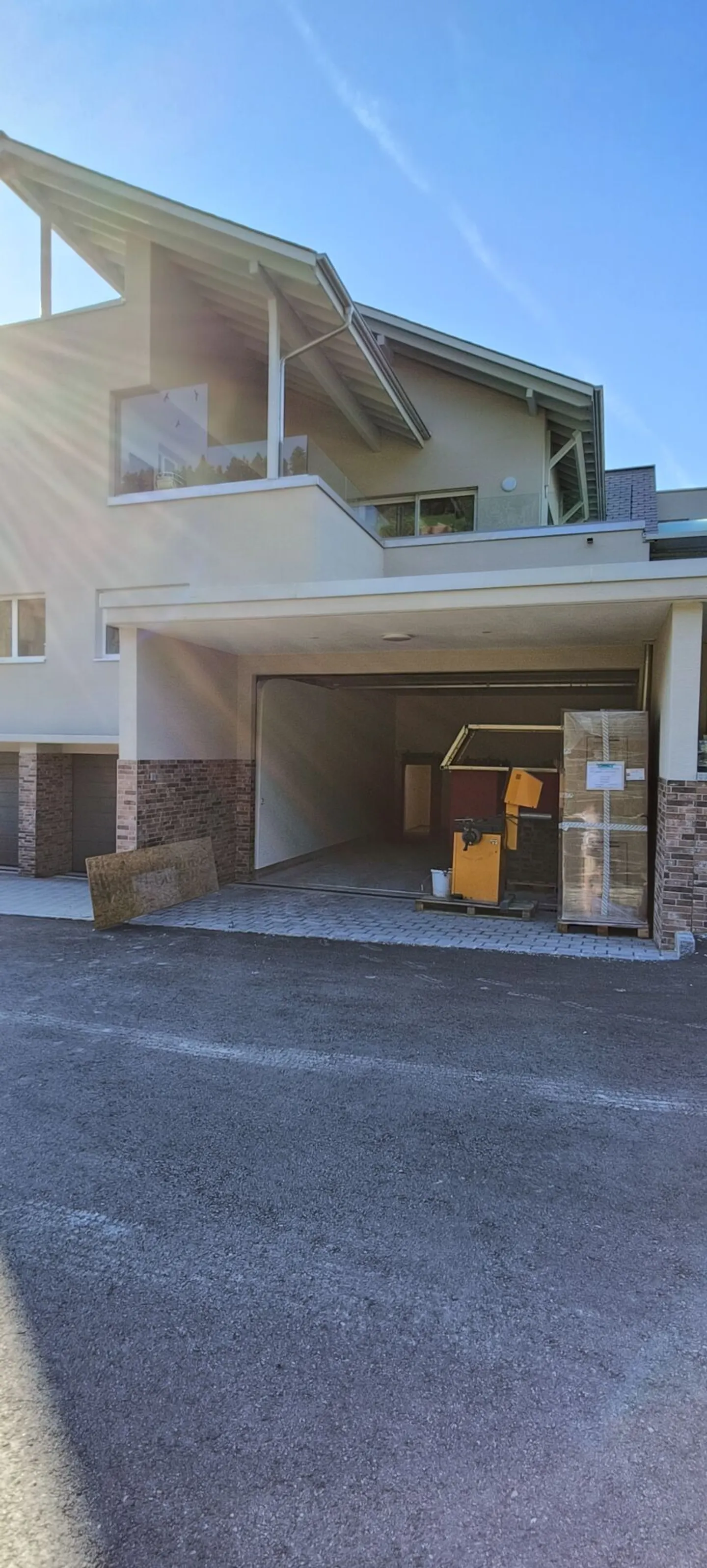 Geräumige Garage mit Werkstatt - Foto 2 von 4