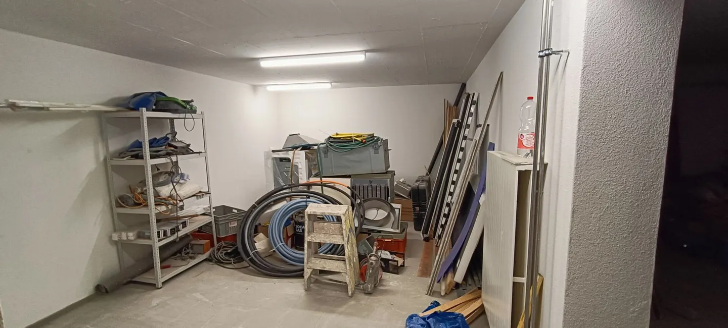 Geräumige Garage mit Werkstatt - Foto 3 von 4