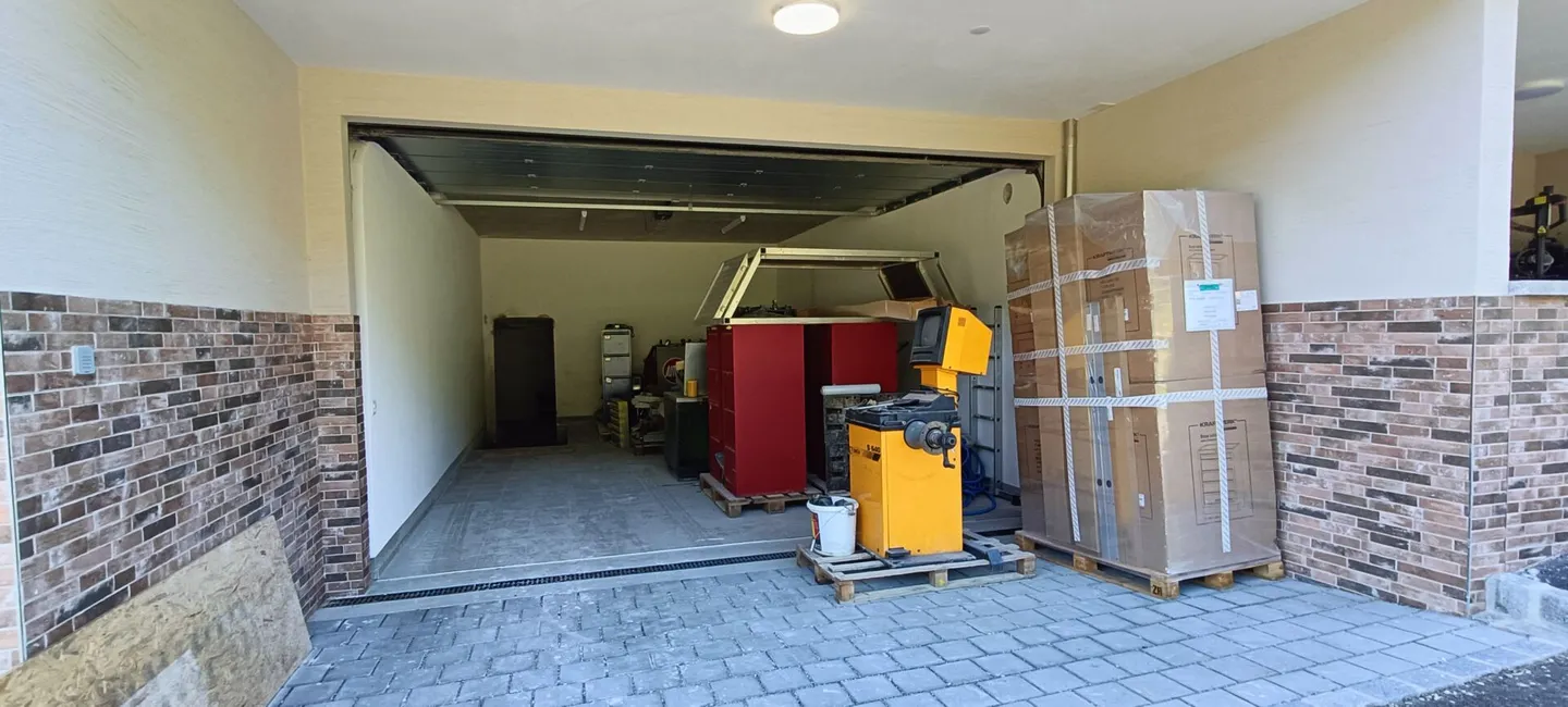 Geräumige Garage mit Werkstatt - Foto 4 von 4