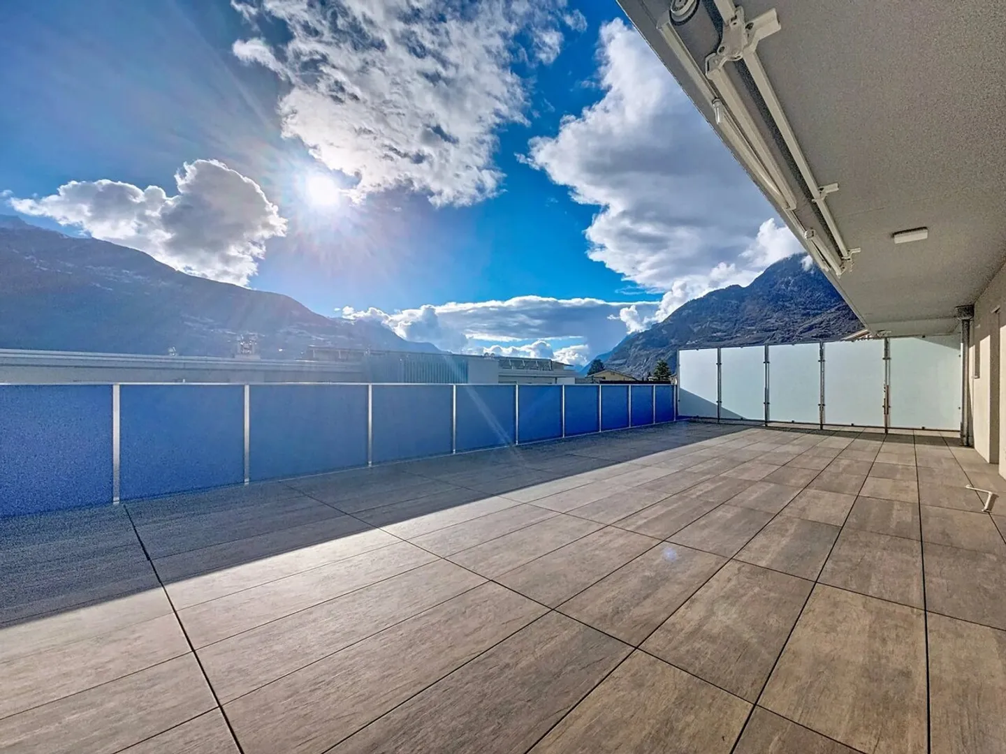 Helles Attikawohnung mit Terrasse - Foto 10 von 11