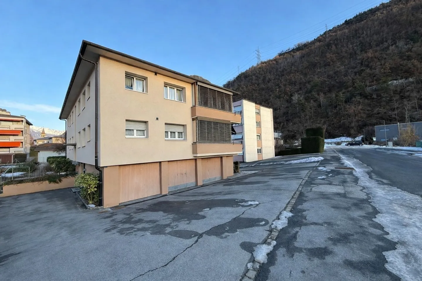 Charmant appartement 4.5 pièces avec jardin à Chippis - Photo 1 sur 12