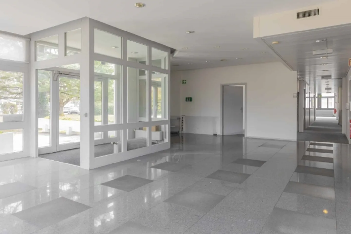 «3-STÖCKIGES MULTIFUNKTIONSGEBÄUDE IN MEYRIN» - Foto 2 von 13