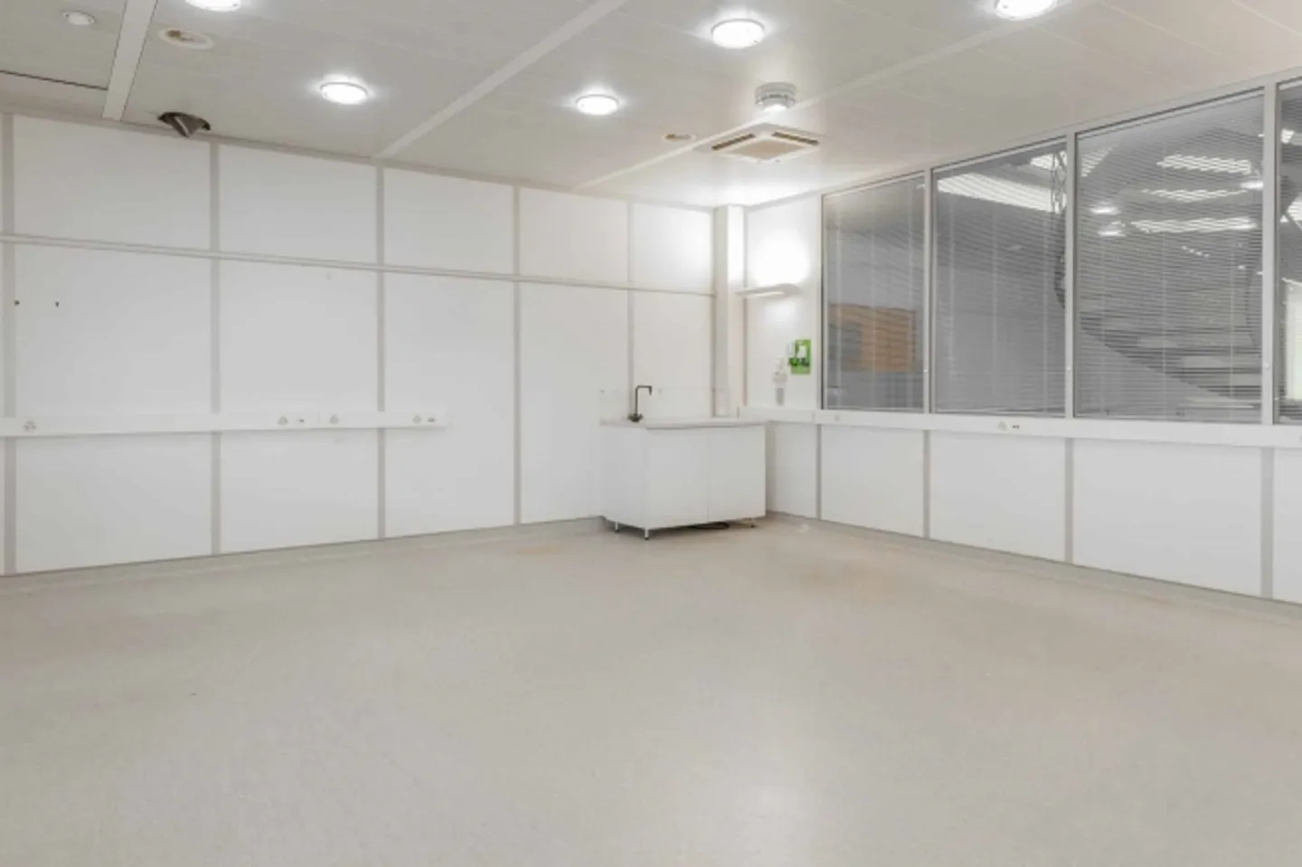 «3-STÖCKIGES MULTIFUNKTIONSGEBÄUDE IN MEYRIN» - Foto 6 von 13