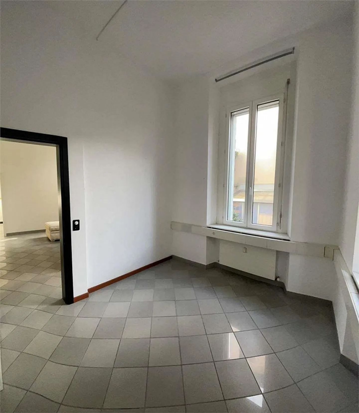 Chiasso - Bureau de 4,5 pièces d'environ 90 m² dans un emplacement stratégique - Photo 2 sur 4