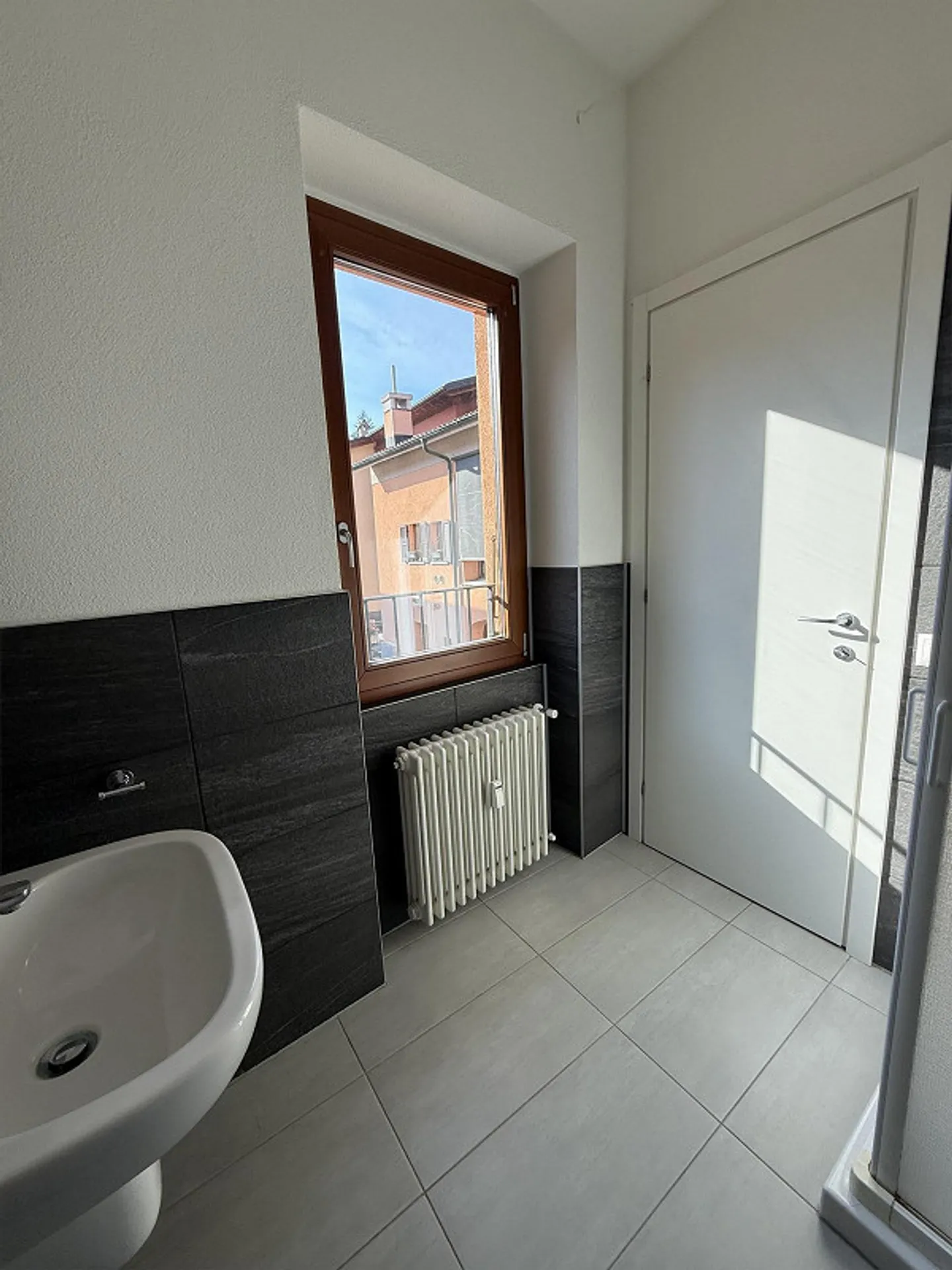 Stabio, modern 2.5 rooms with covered parking space - Photo 2 of 5