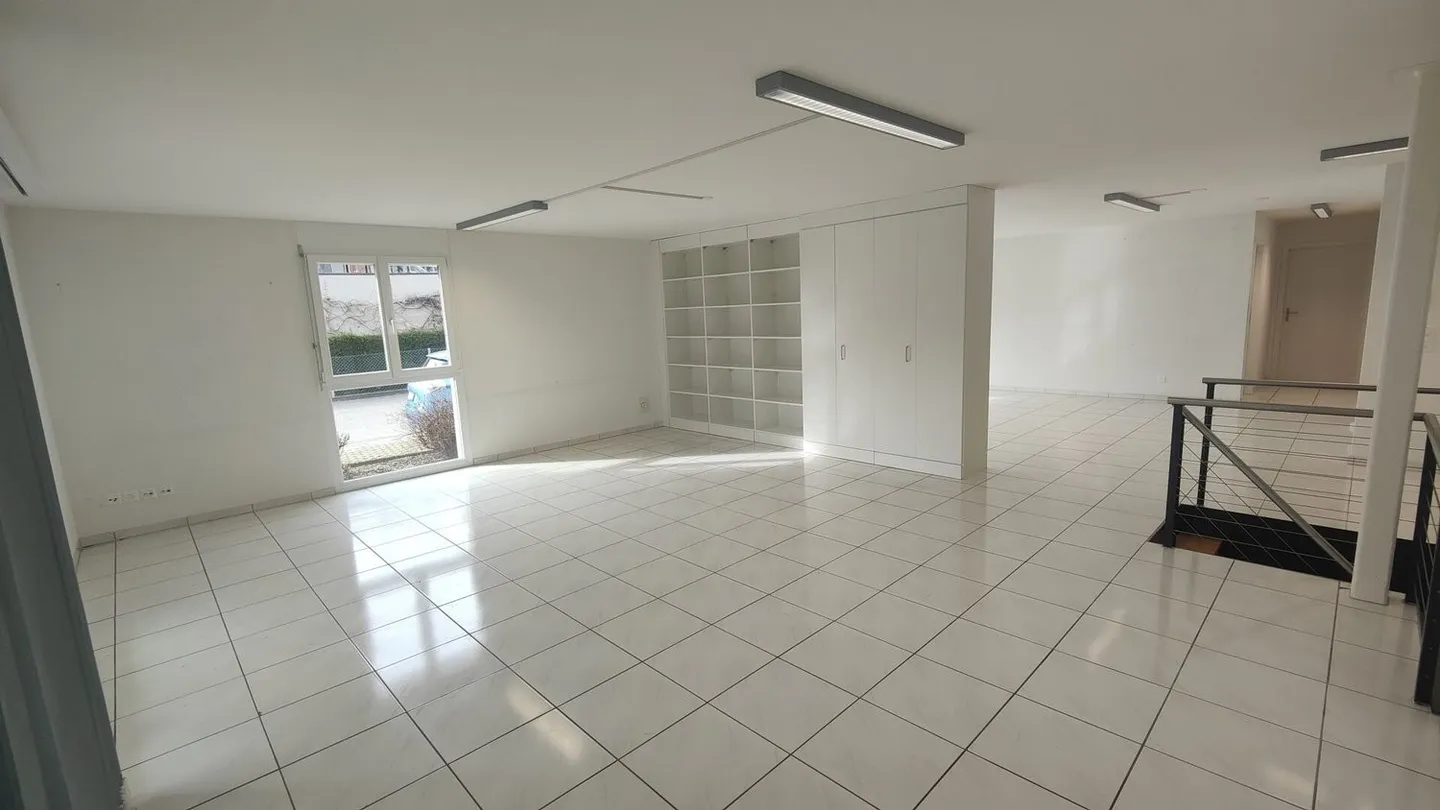 Grosszügiges lichtdurchflutetes Büro auf zwei Etagen - Foto 2 von 8