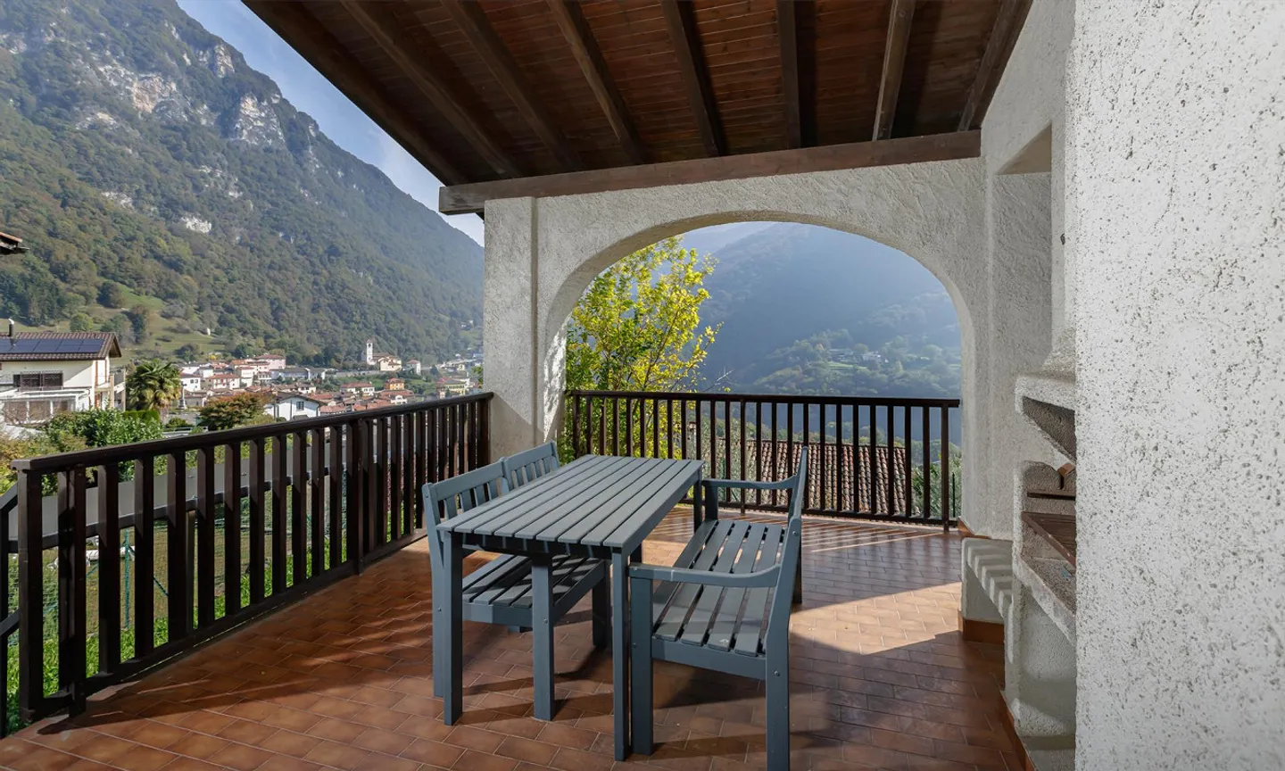 MAISON JUMELÉE SPACIEUSE DE 4,5 PIÈCES AVEC UN DEUX PIÈCES À AROGNO - Photo 2 sur 9