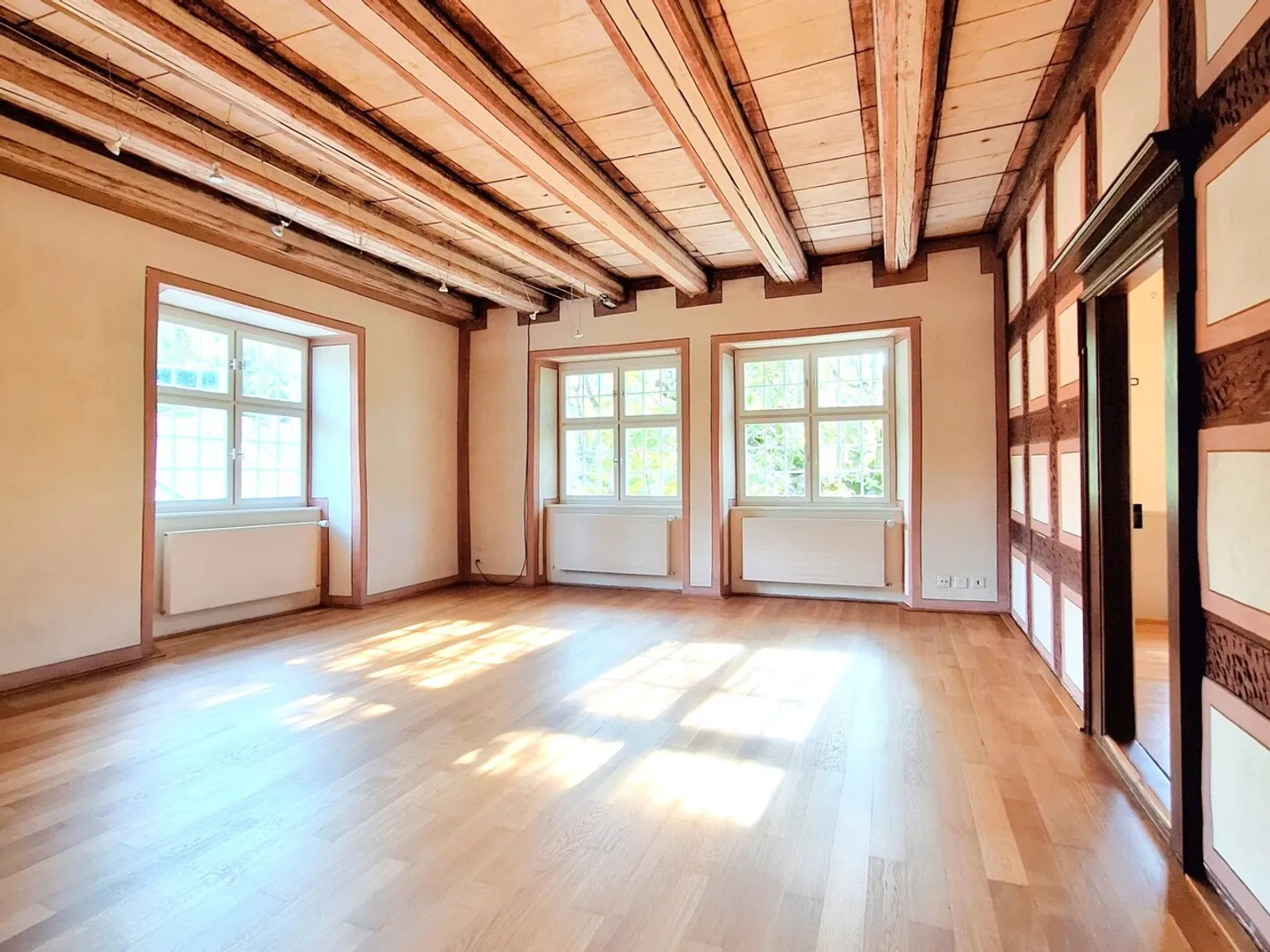 Modern restauriertes Pfarrhaus - Wohnen und Arbeiten auf 300 m2 Fläche - Foto 2 von 12