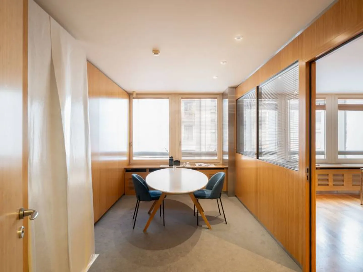 Offices with Plenty of Space - Geneva - Photo 10 of 11