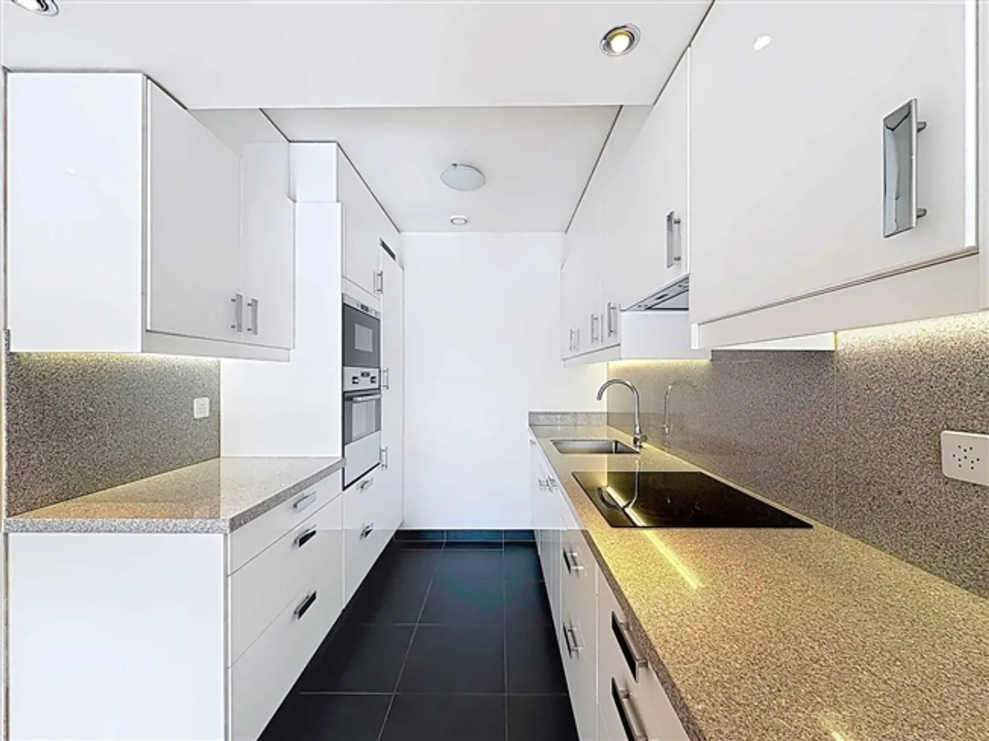 3.5-room apartment (2 bedrooms) with loggia - Photo 3 of 9