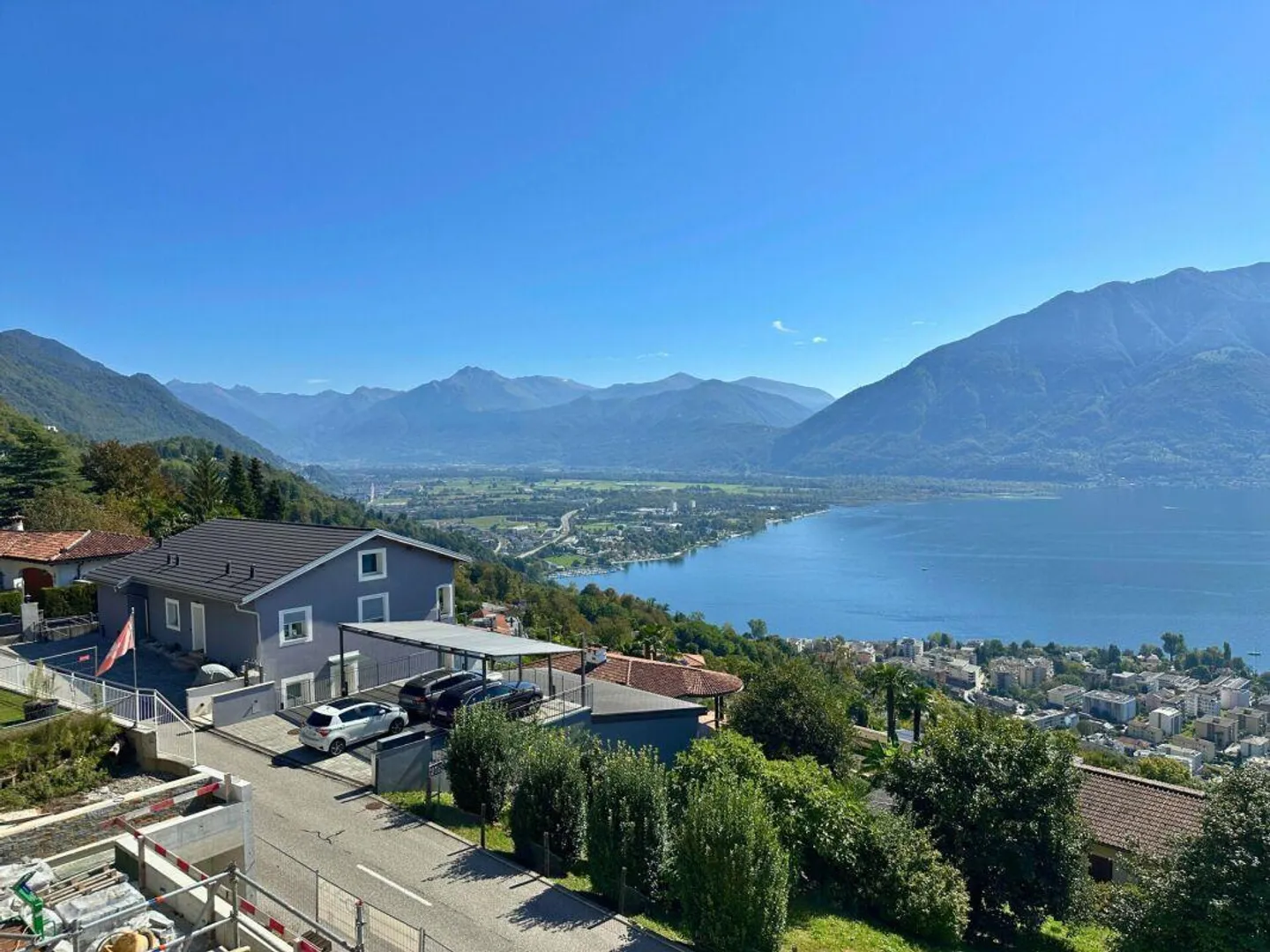 Moderno ed esclusivo attico di 4.5 locali con spettacolare vista lago, giardino e piscina privata - Foto 6 di 10