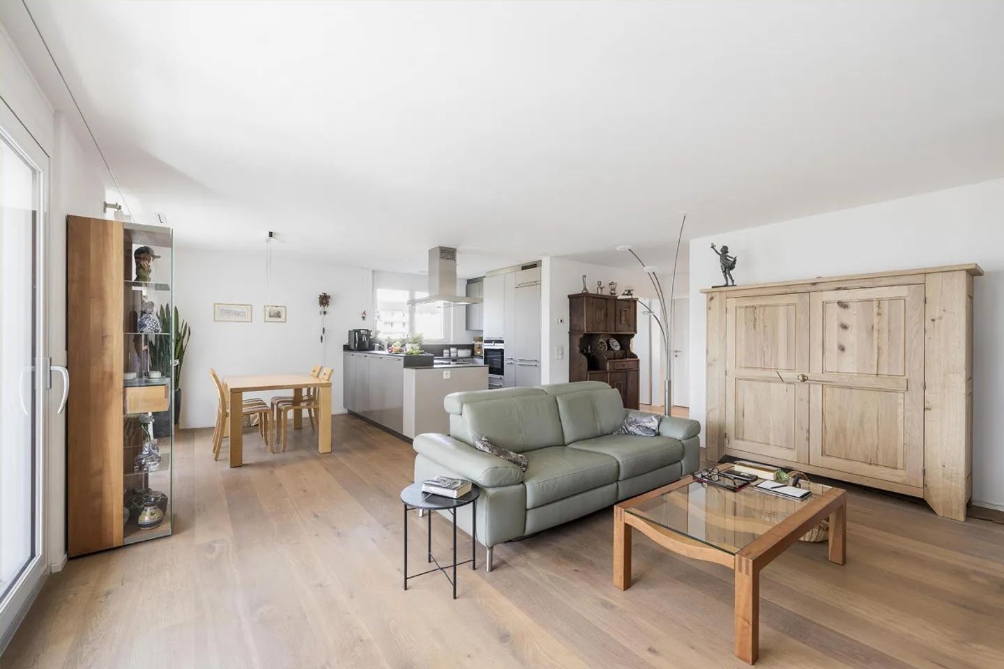 Spacious Apartment - Photo 3 of 10