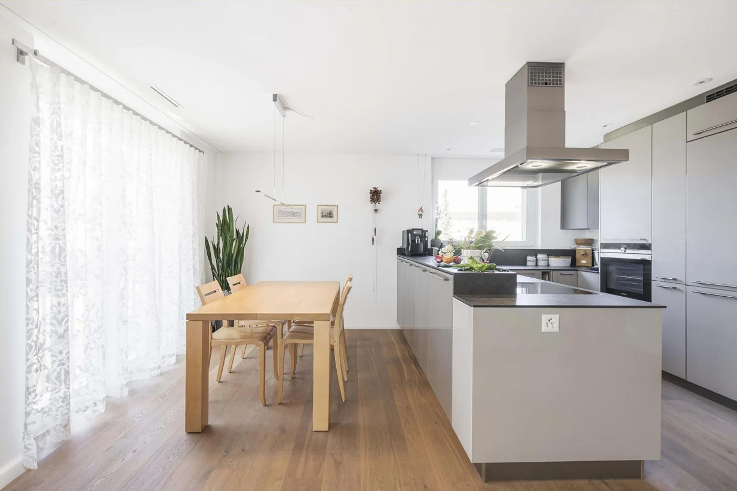 Spacious Apartment - Photo 4 of 10