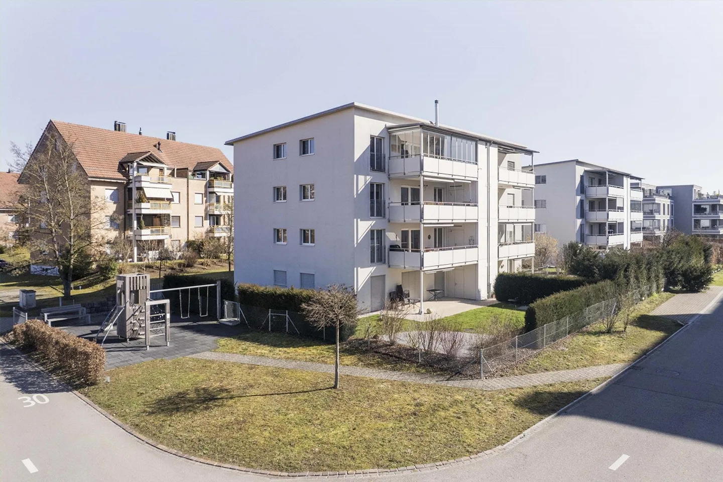 Spacious Apartment - Photo 2 of 10