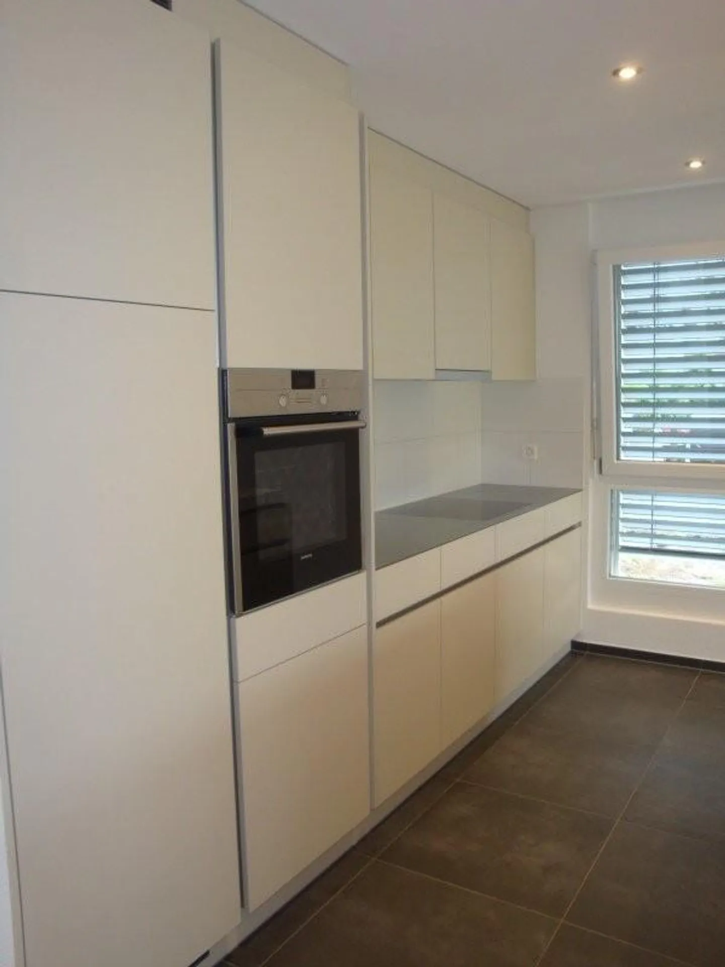 Appartement moderne de 4,5 pièces au rez-de-chaussée à Lyss à louer - Photo 10 sur 12