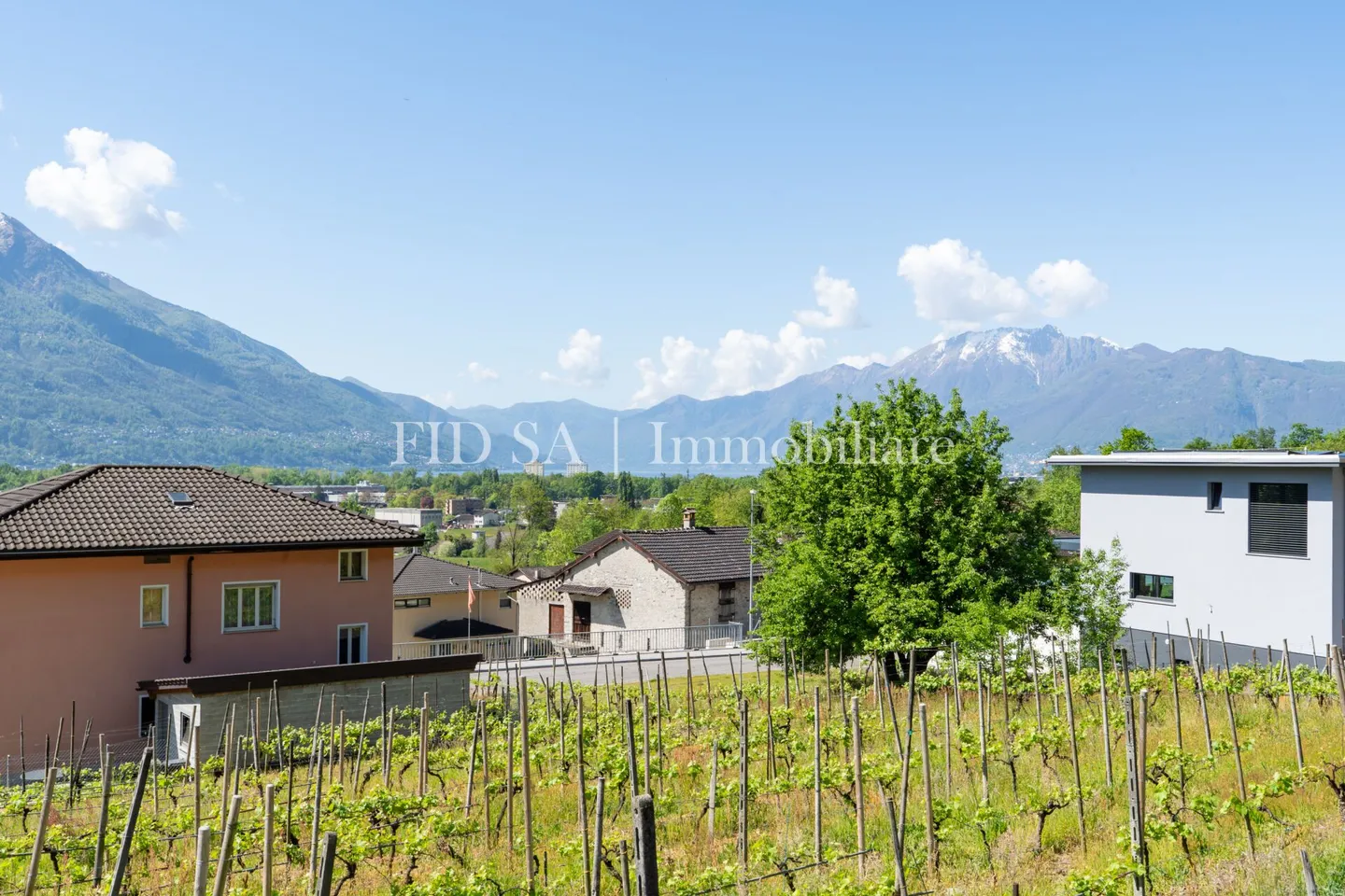 GORDOLA - 4 modern single-family homes with garden in sunny location - Photo 1 of 5