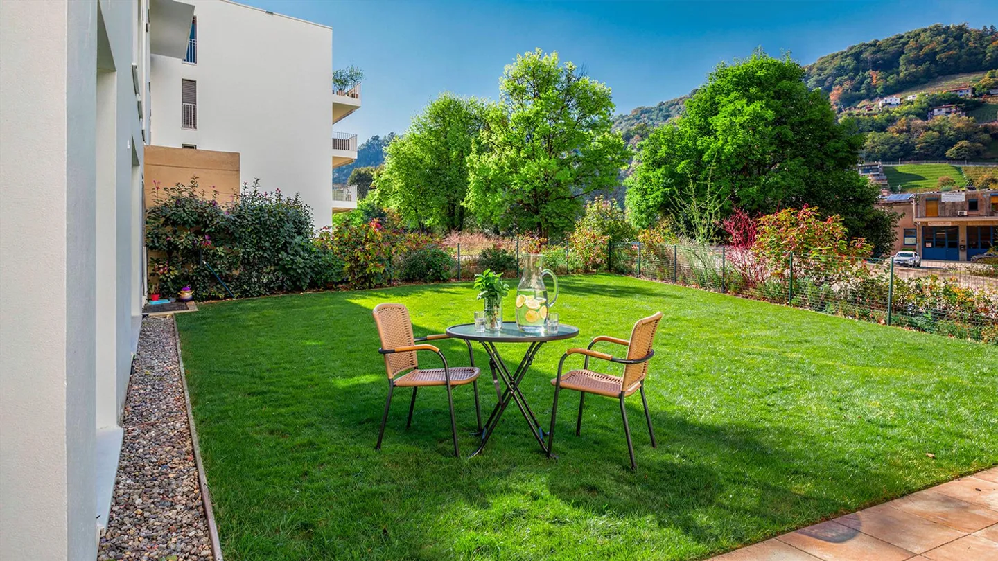 PRÄCHTIGE 4.5 ZIMMER MIT PRIVATGARTEN IN LUGANO FIGINO - Foto 2 von 9