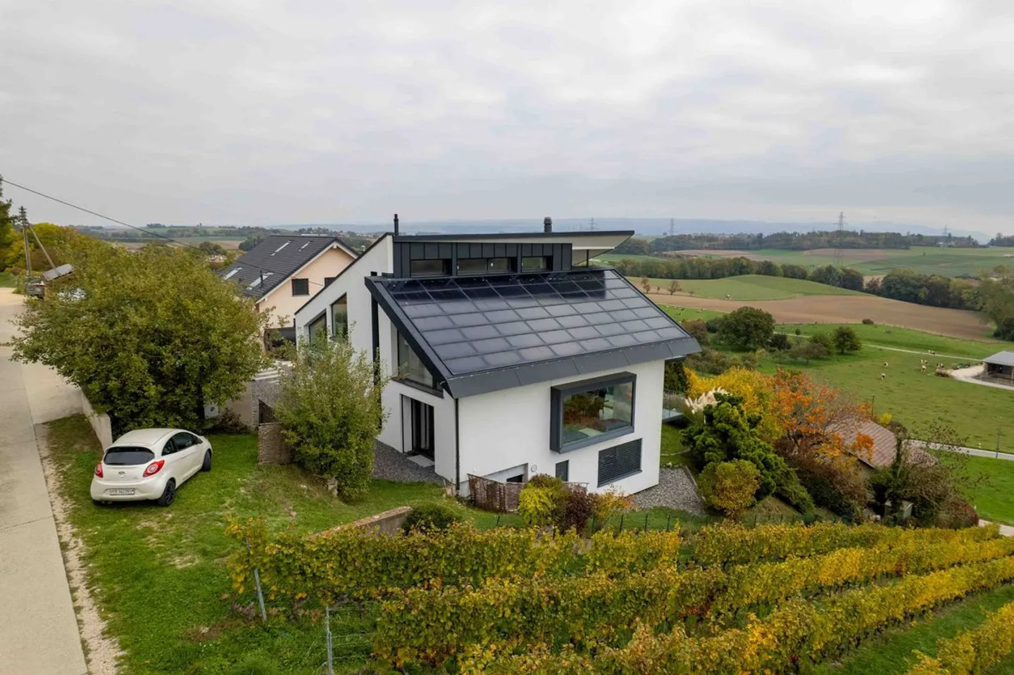 Architectural Villa with Panoramic Views - Photo 3 of 13