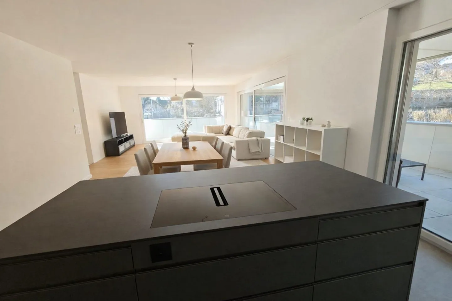 Moderno appartamento di 4,5 stanze con grande balcone e vista - Foto 1 di 14