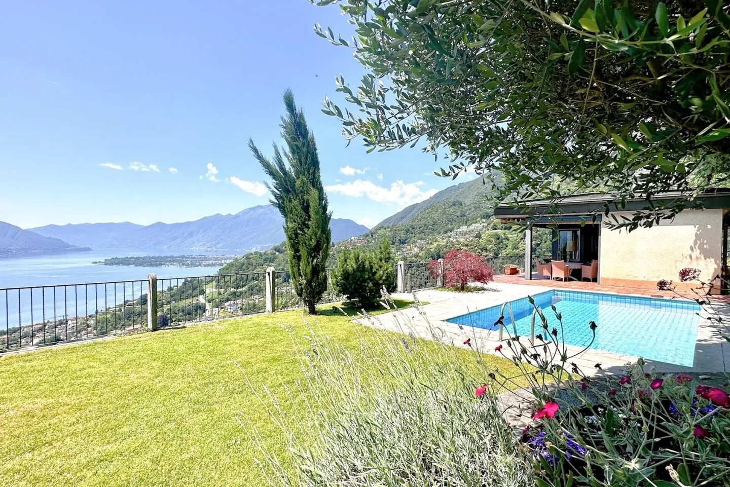 La tua (seconda) residenza in Ticino con vista mozzafiato sul lago e piscina riscaldata a Gordola - Foto 1 di 13