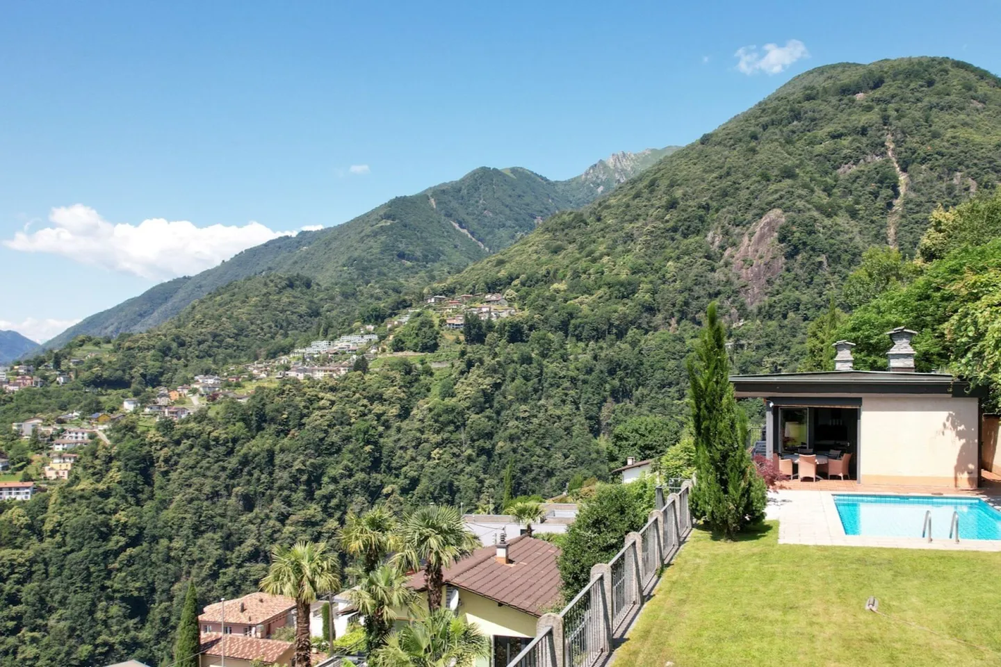 La tua (seconda) residenza in Ticino con vista mozzafiato sul lago e piscina riscaldata a Gordola - Foto 2 di 13