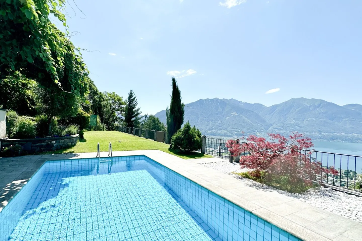 La tua (seconda) residenza in Ticino con vista mozzafiato sul lago e piscina riscaldata a Gordola - Foto 3 di 13
