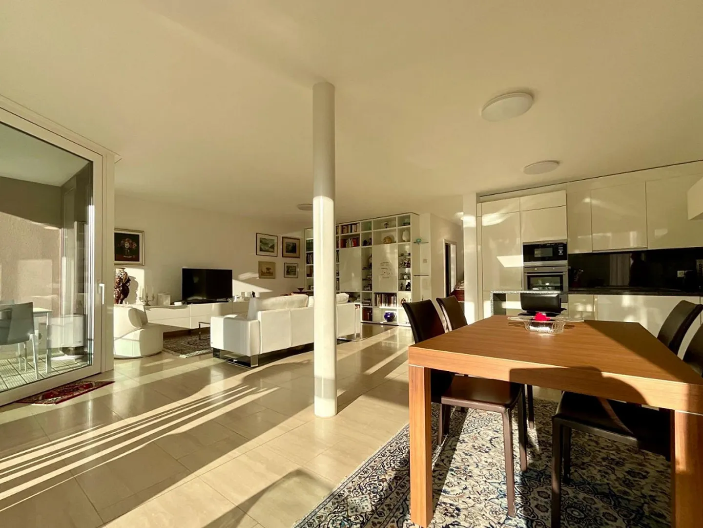 BELLINZONA - ELEGANT UND GERÄUMIG 3.5 ZIMMER IN ZENTRALER LAGE - Foto 3 von 9