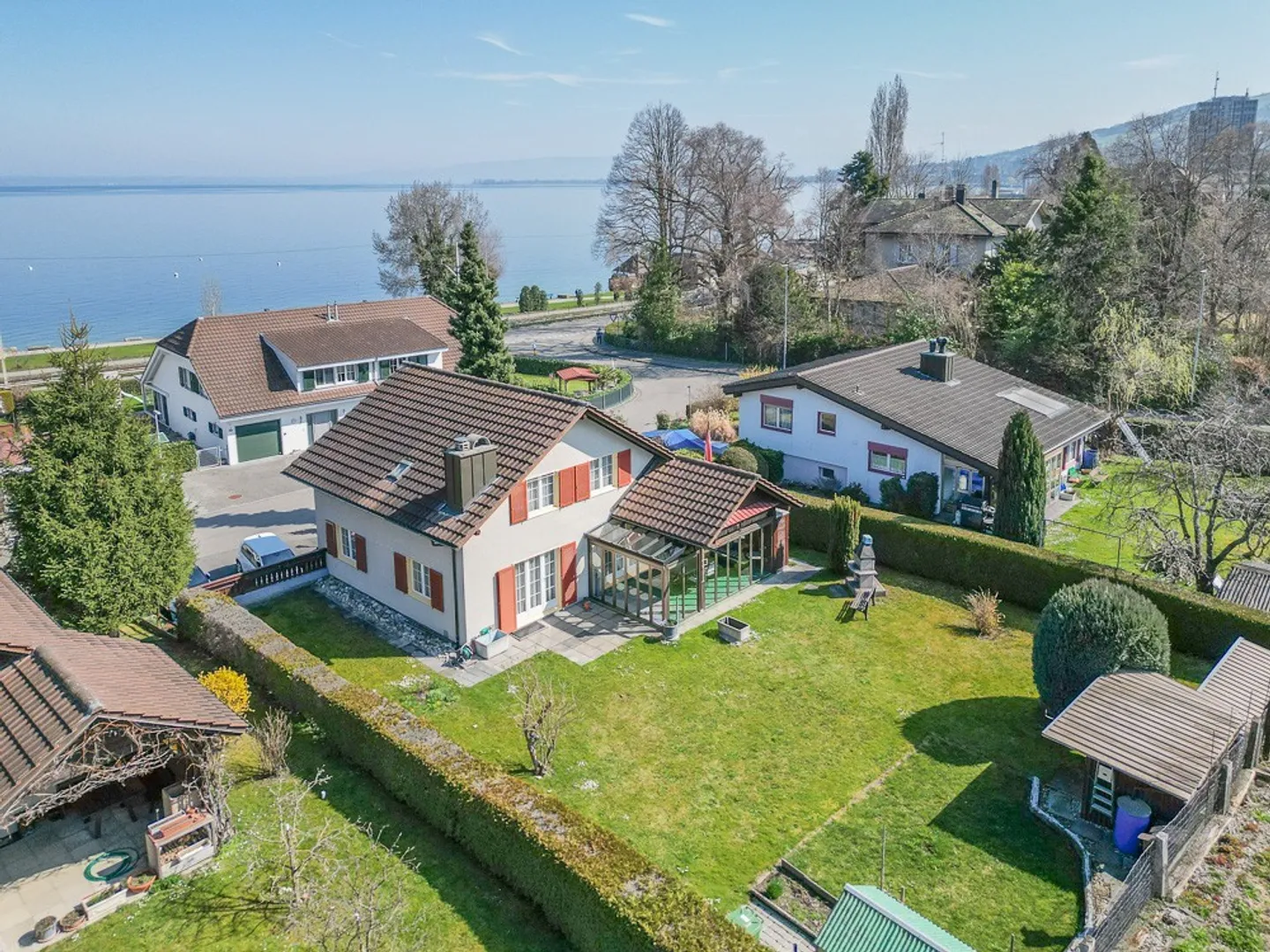 Charming 5.5-room single-family house by the lake - Photo 1 of 13