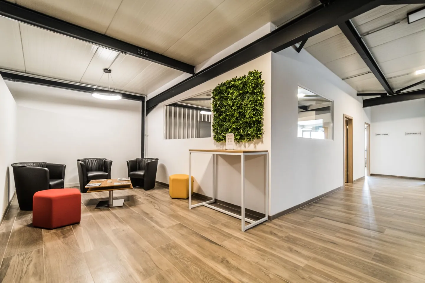 Offices with 250 m² are already furnished and equipped - Photo 2 of 10