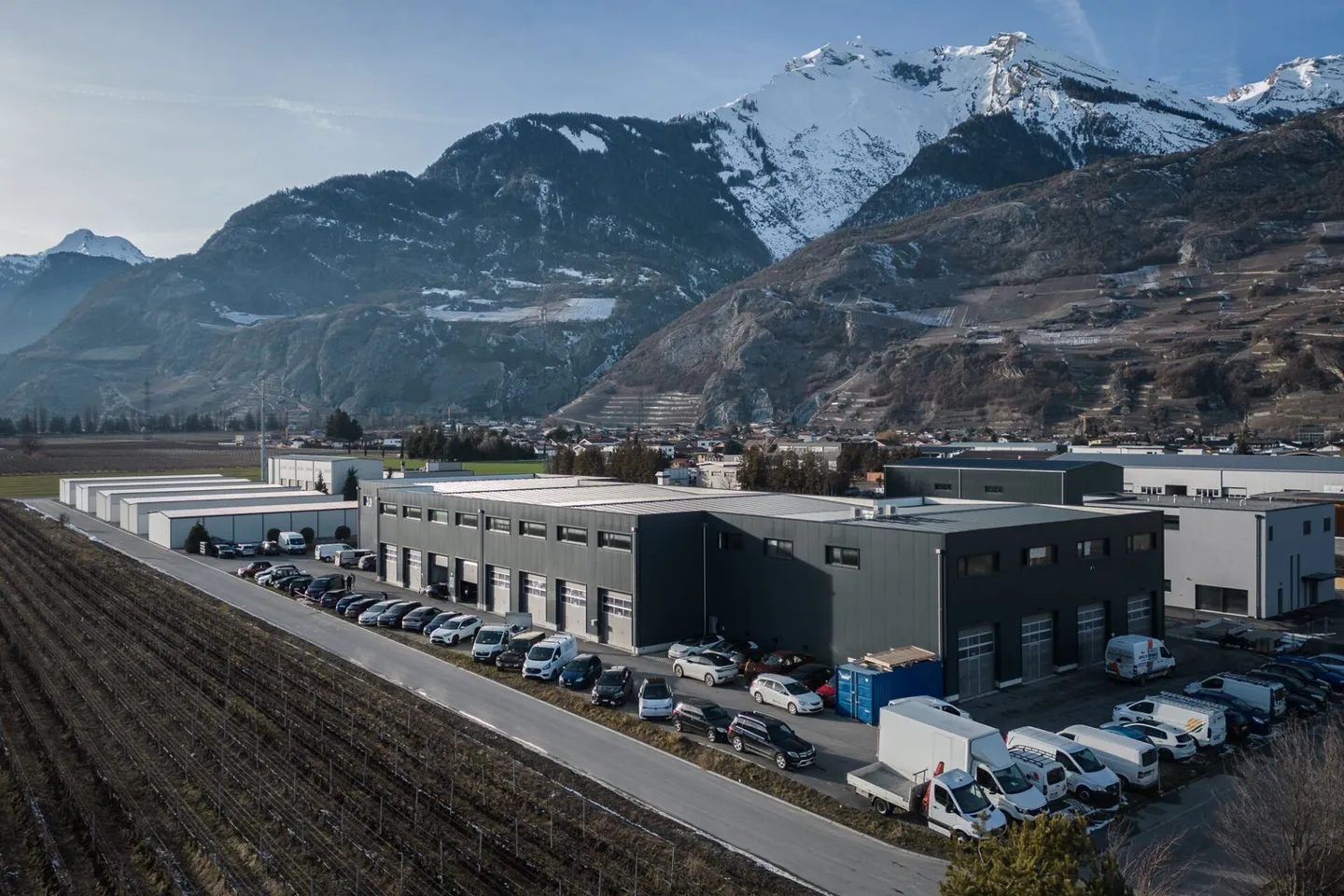 Offices with 250 m² are already furnished and equipped - Photo 3 of 10