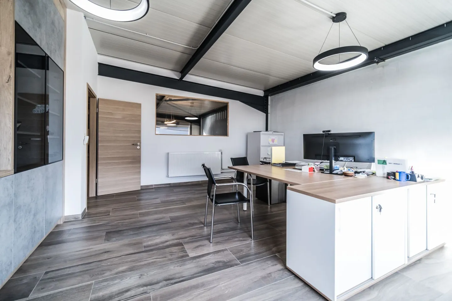 Offices with 250 m² are already furnished and equipped - Photo 4 of 10