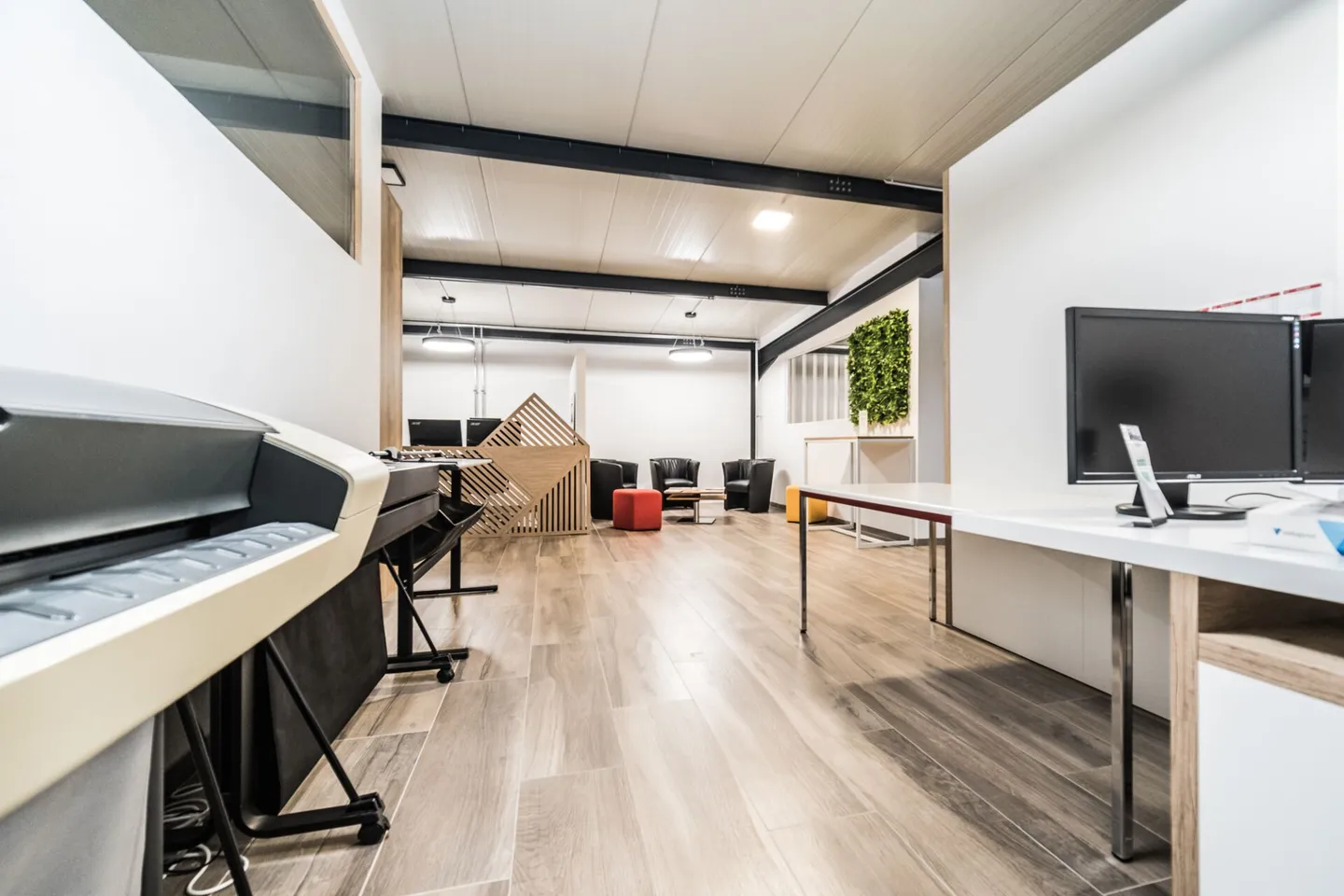 Offices with 250 m² are already furnished and equipped - Photo 5 of 10