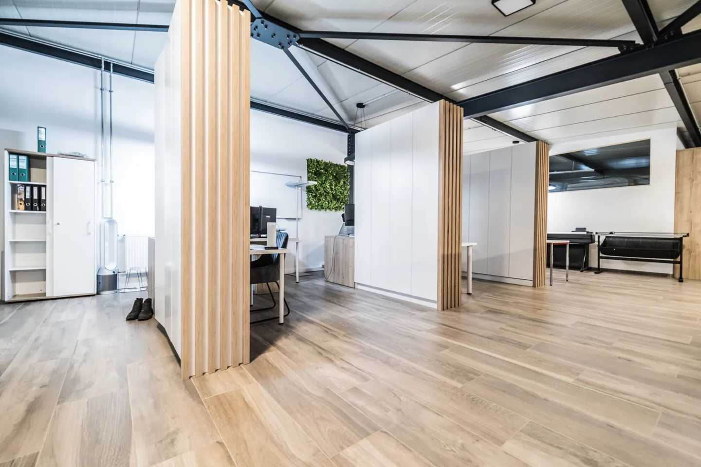 Offices with 250 m² are already furnished and equipped - Photo 6 of 10