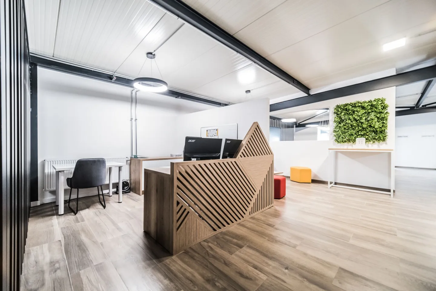 Offices with 250 m² are already furnished and equipped - Photo 8 of 10