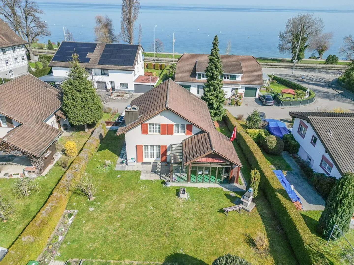 Charming 5.5-room single-family house by the lake - Photo 2 of 13